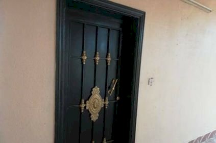 غرفة بدورة مياه خاصة لسائق مع زوجته